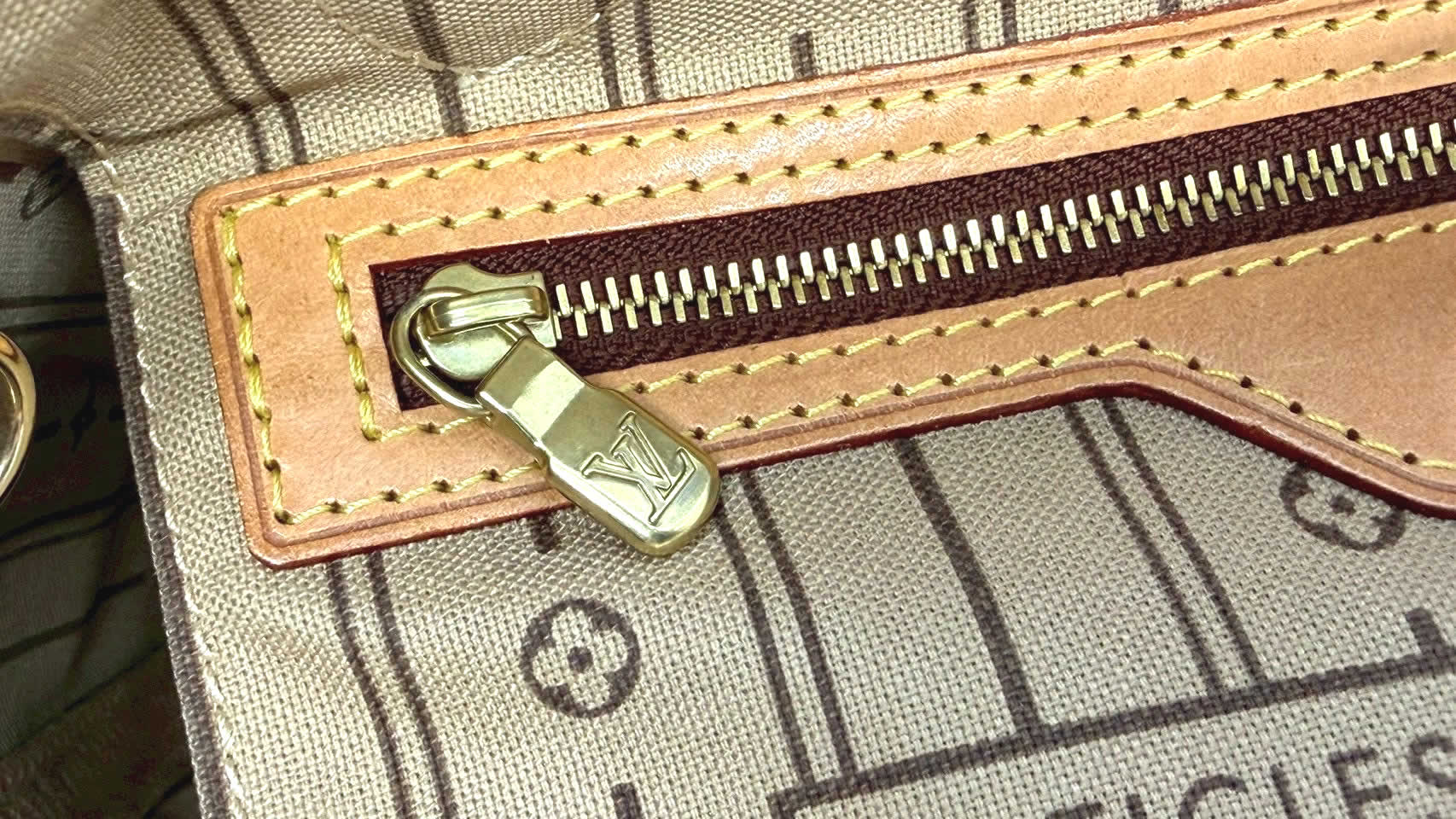 LOUIS VUITTON M41245 チャック部分もキレイです