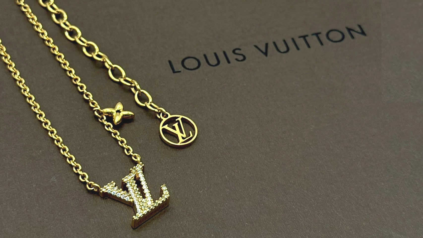 LOUIS VUITTON M00596